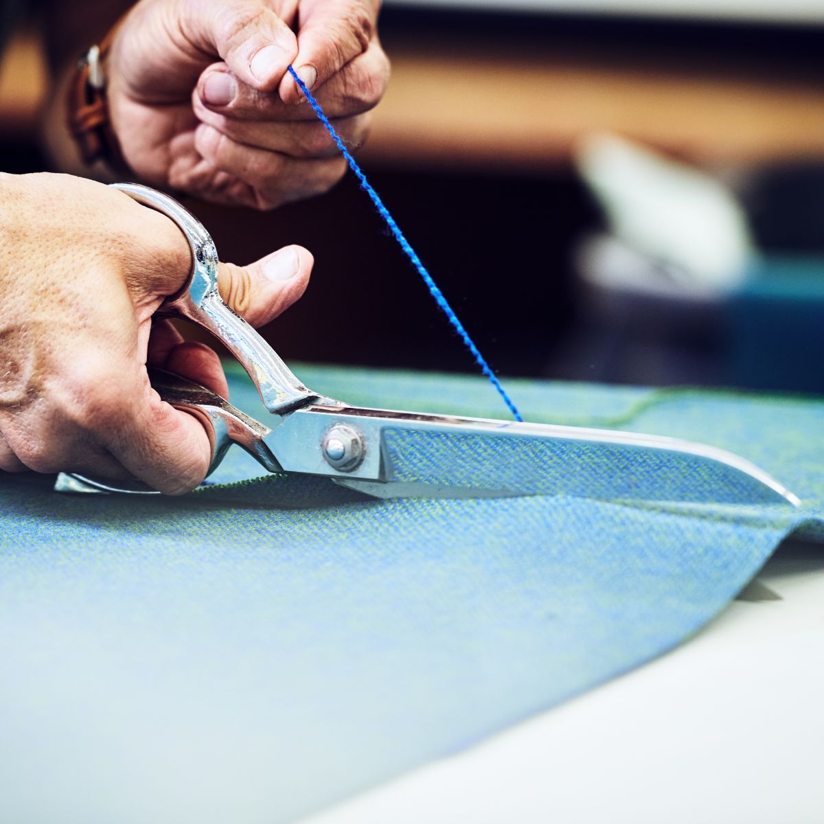 manueller Zuschnitt eines Stoffes in der Produktion von COR