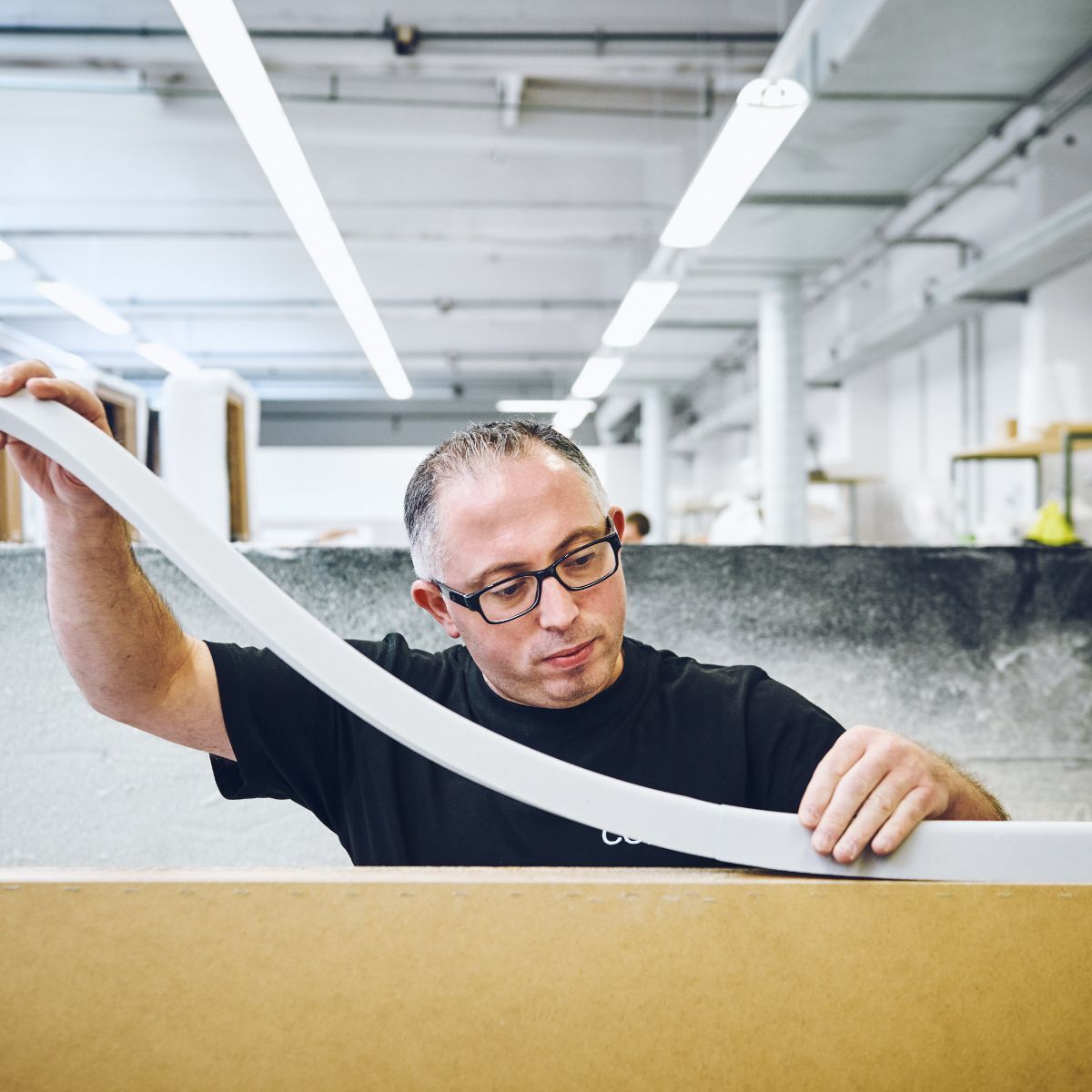 Mitarbeiter von COR mit verschiedenen Schaumstoffteilen