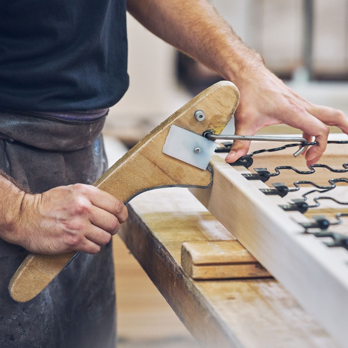 Bespannung eines Untergestells beim Möbelhersteller COR