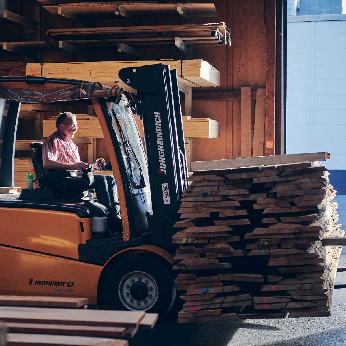 Transport von Holz im Lager des Möbelherstellers COR