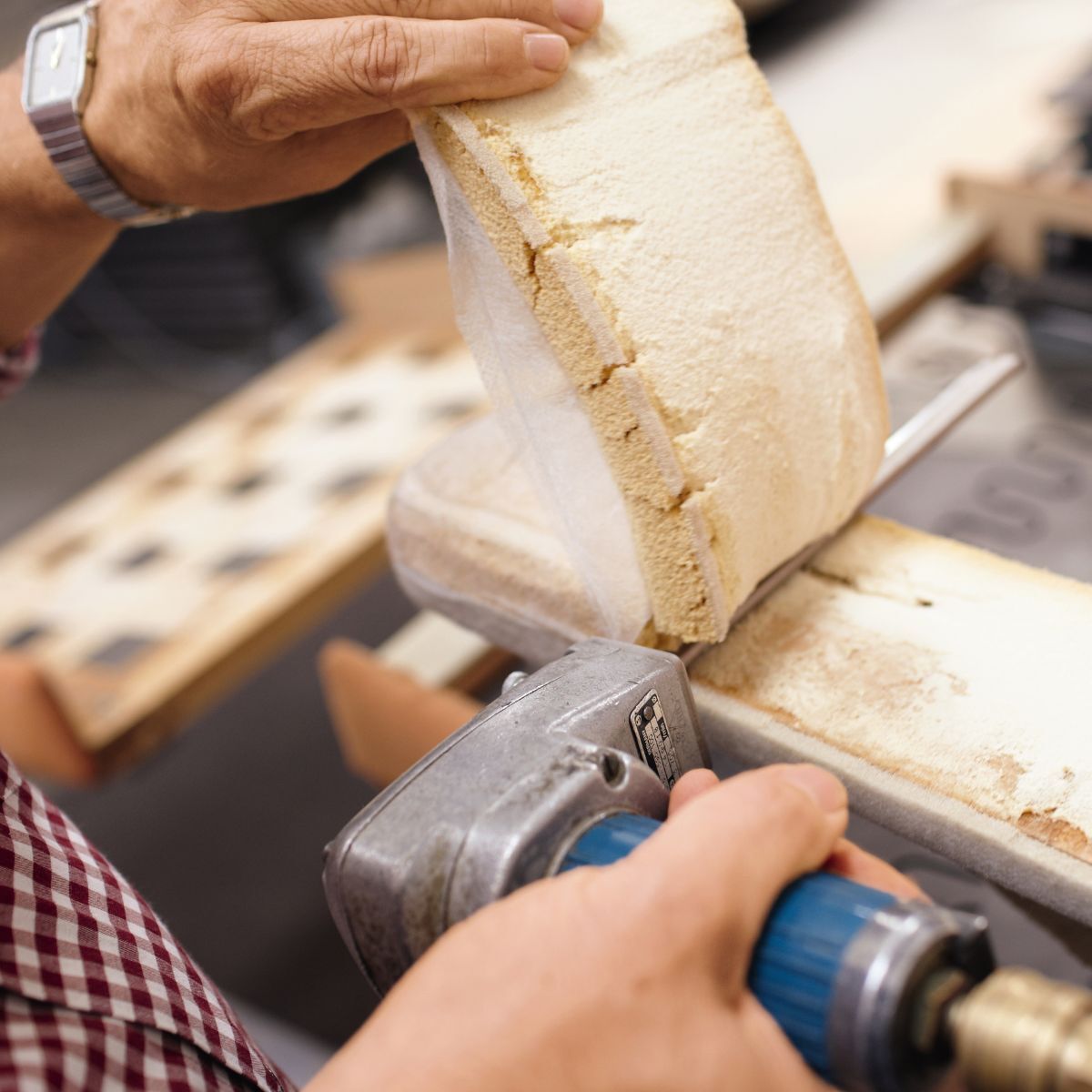Lösen eines Schaumstoffteils bei der professionellen Aufbereitung eines gebrauchten Möbelstücks bei COR