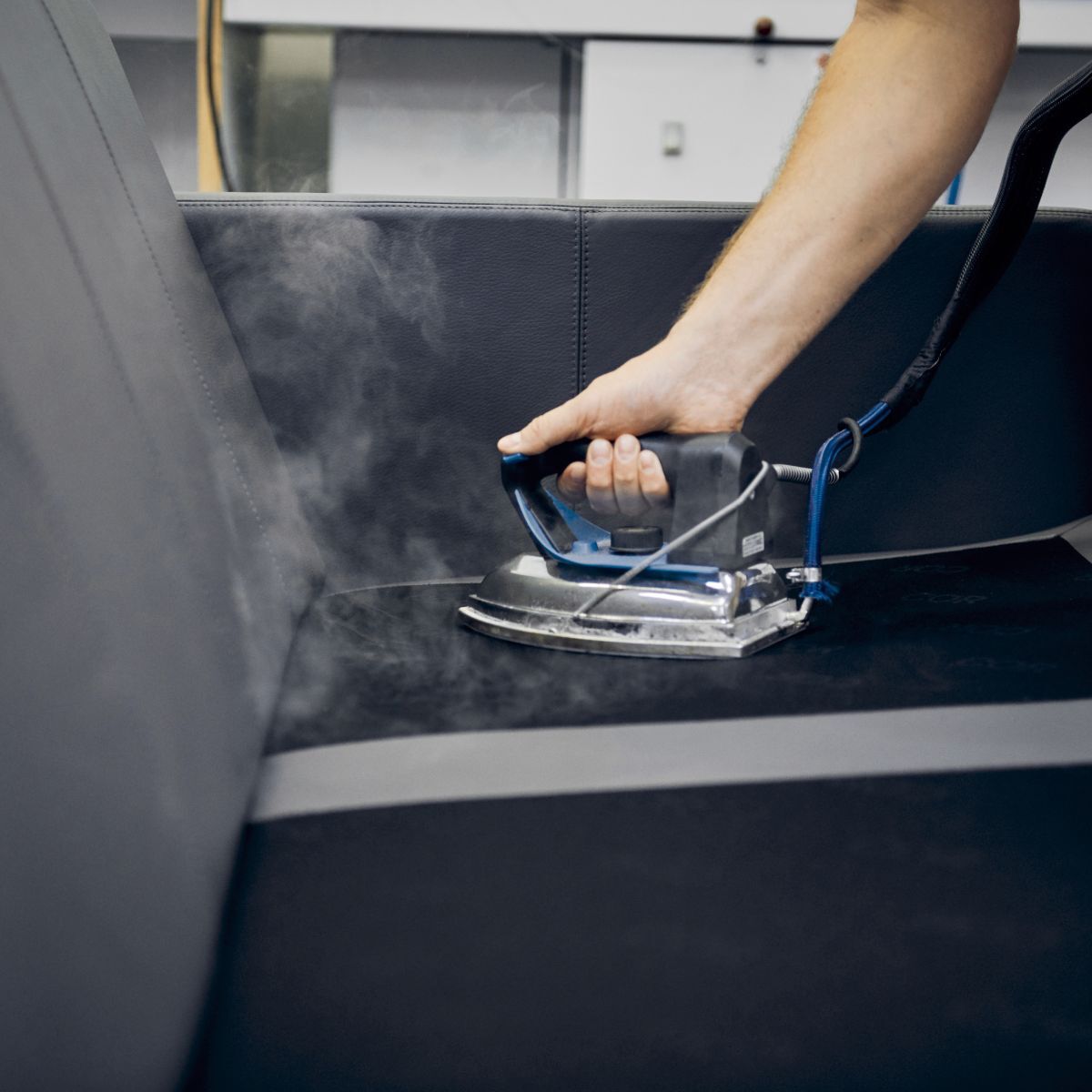 Bearbeitung eines Möbelstücks von COR mit einem Bügeleisen