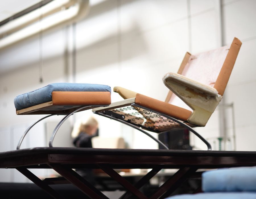 gebrauchtes Möbelstück, das im Rahmen von CORever wieder aufbereitet wird