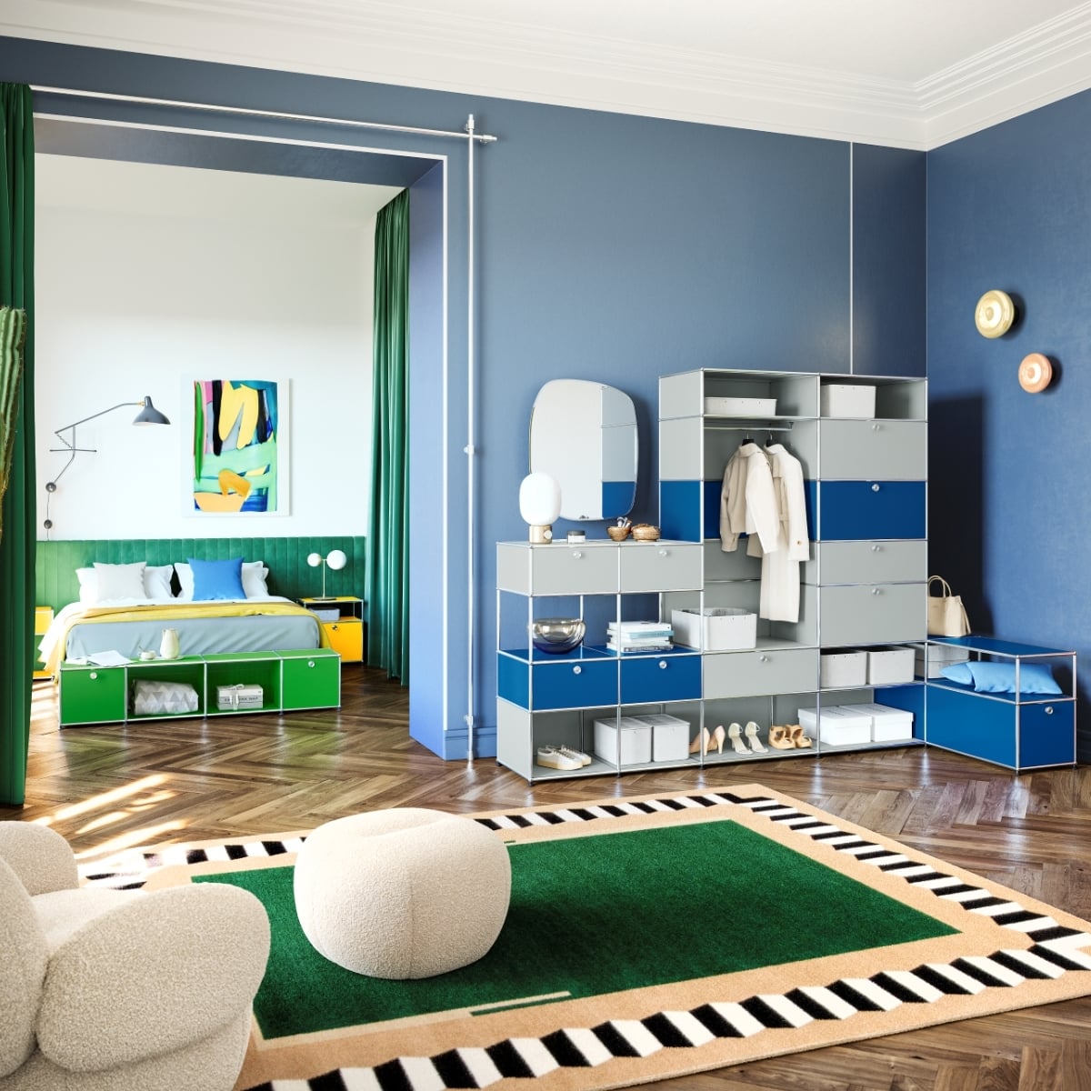 Blick in Wohn- und Schlafzimmer mit Stauraumlösungen aus der Kollektion USM Haller