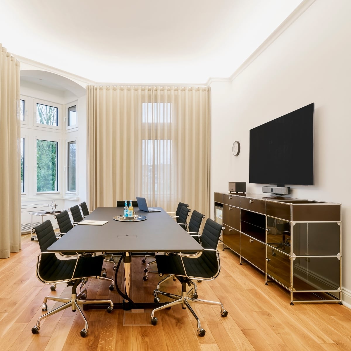 Besprechungsraum mit Sideboard von USM Haller