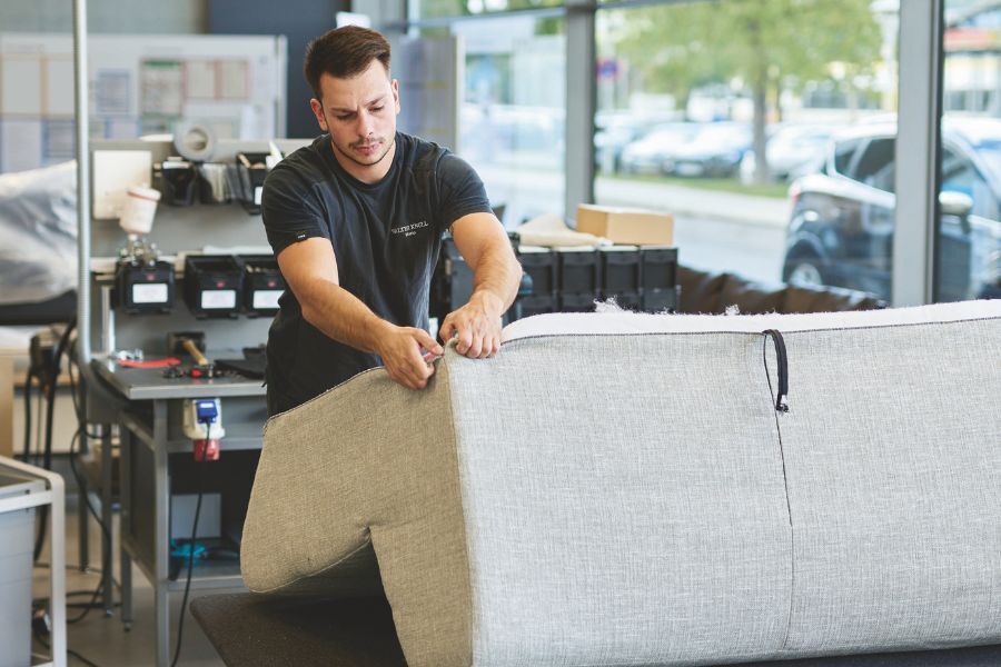 Mitarbeiter von Walter Knoll bezieht ein Sofa