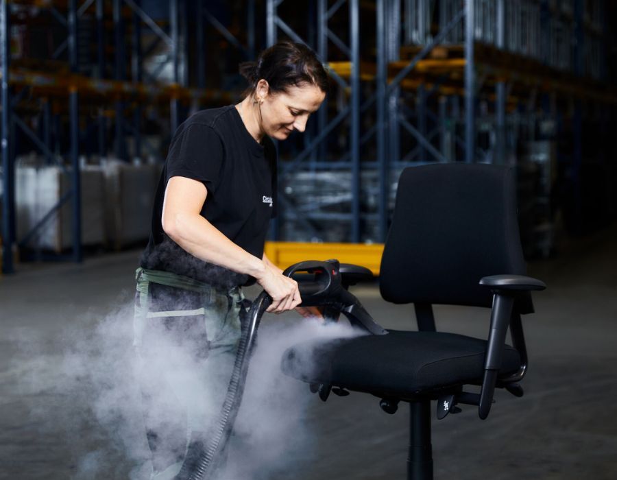 Aufbereitung eines gebrauchten Stuhls im Circular Hub von Ahrend