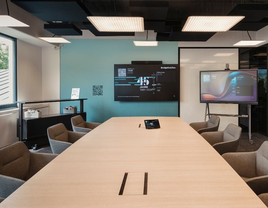 Meetingraum bei designfunktion mit hybrider Konferenztechnik von Ricoh
