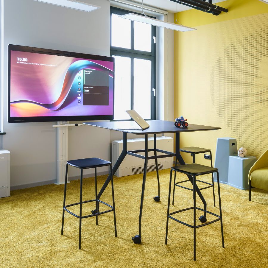 Meetingraum mit Bildschirm im Geschäftsbereich IT der Charité, geplant und eingerichtet von designfunktion