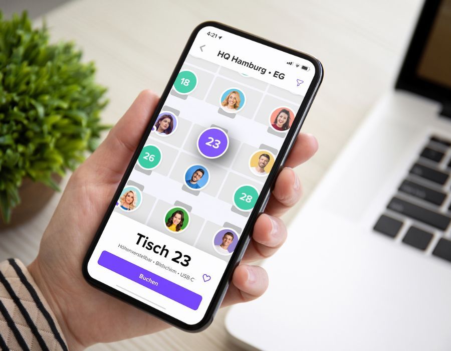 Mitarbeiterin bucht einen Arbeitsplatz über die App von deskbird
