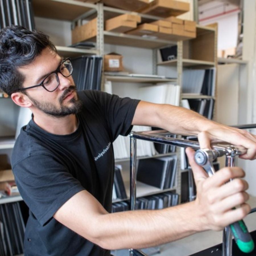 Mitarbeiter von Montage und Logistik bei designfunktion montiert Möbel