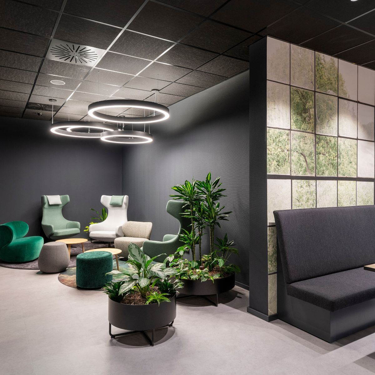 Loungebereich mit angrenzender Cafeteria in der Arbeitswelt von Advantest am Standort München, geplant und eingerichtet von designfunktion