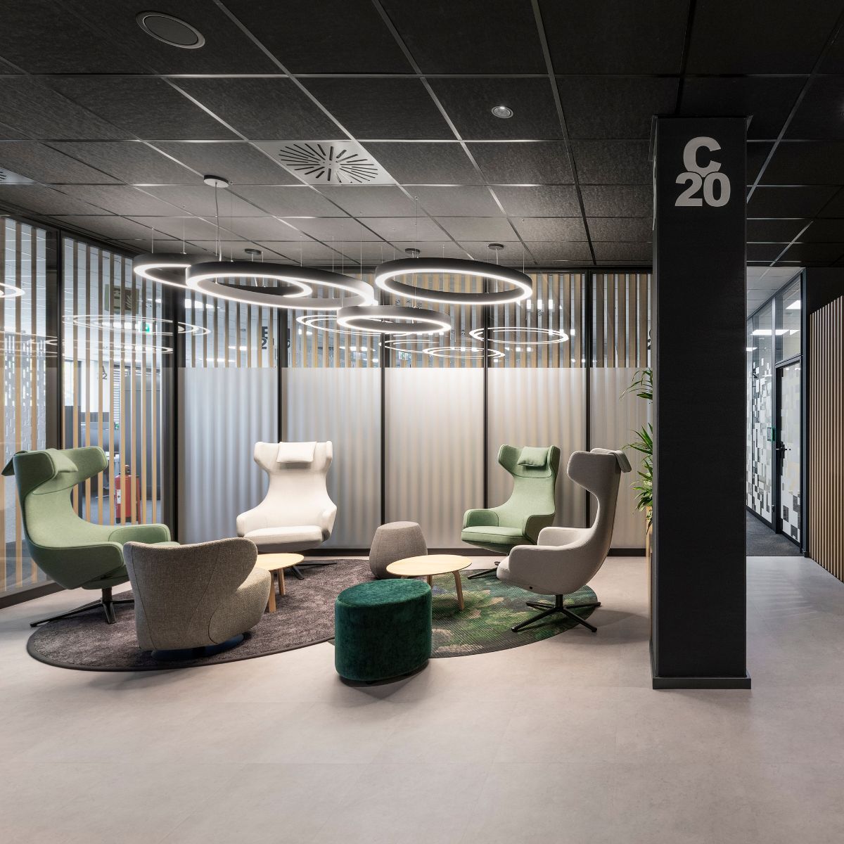 Sessel und Tisch in der Arbeitswelt von Advantest am Standort München, geplant und eingerichtet von designfunktion