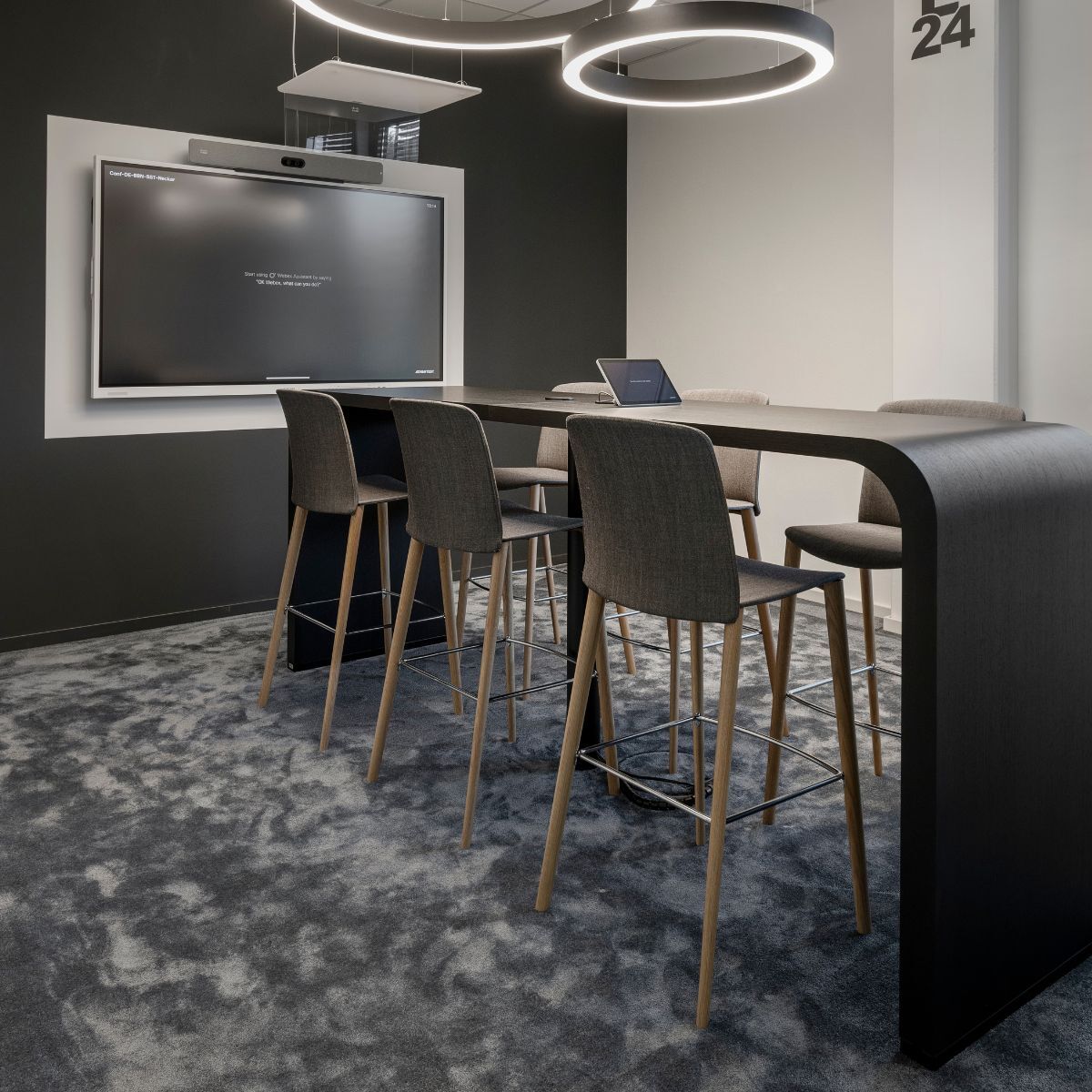 Meetingraum mit Hochtisch und Stühlen in der Arbeitswelt von Advantest am Standort München, geplant und eingerichtet von designfunktion