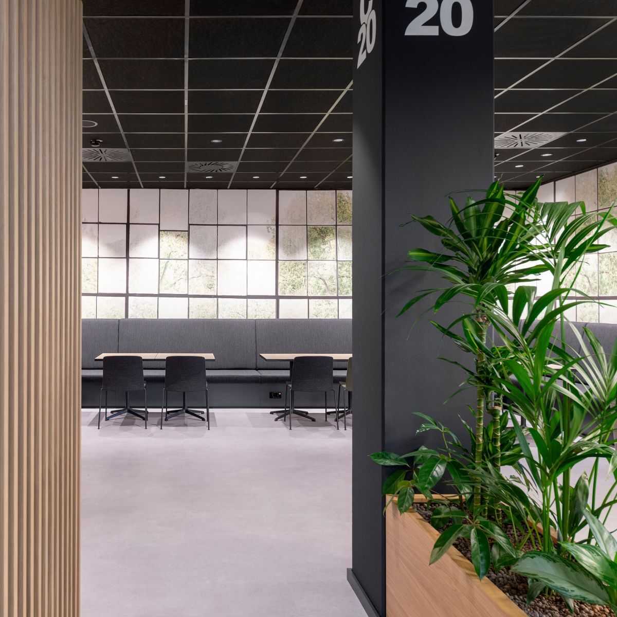 Blick in eine Cafeteria in der Arbeitswelt von Advantest am Standort München, geplant und eingerichtet von designfunktion