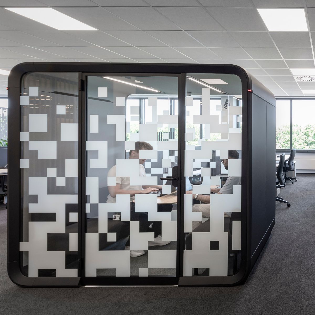 Meetingbox in der Arbeitswelt von Advantest am Standort München, geplant und eingerichtet von designfunktion