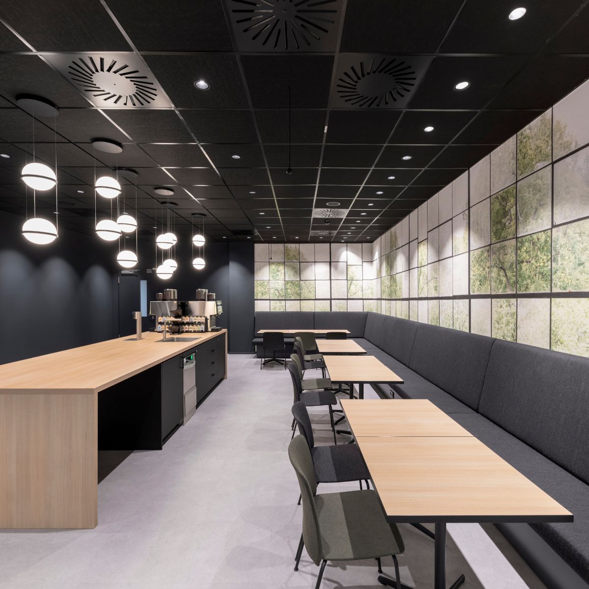 Cafeteria mit Küchenzeile in der Arbeitswelt von Advantest am Standort München, geplant und eingerichtet von designfunktion