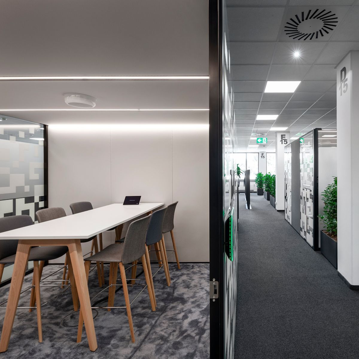 Besprechungsraum und Laufweg in der Arbeitswelt von Advantest am Standort München, geplant und eingerichtet von designfunktion