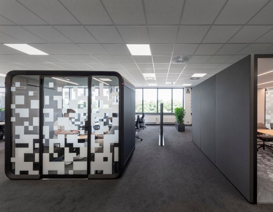 Raum-in-Raum-System im Open Space Büro von Advantest am Standort München, geplant und eingerichtet von designfunktion