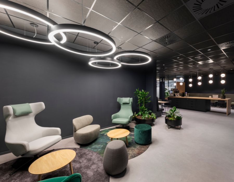 Loungebereich mit Cafeteria im Hintergrund in der Arbeitswelt von Advantest am Standort München, geplant und eingerichtet von designfunktion