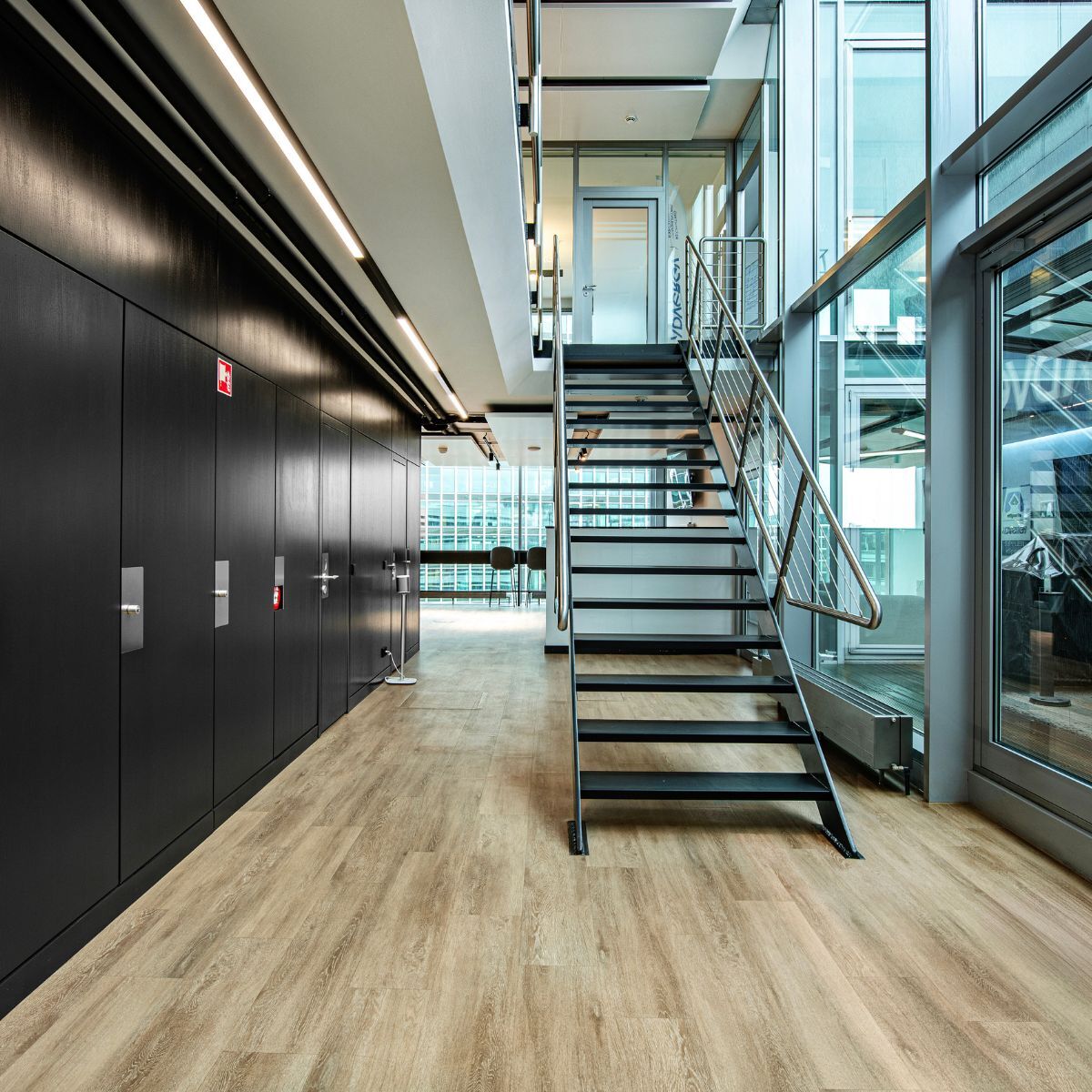 Treppe ins 7. Obergeschoss der Firma Advergy, Entwurfsplanung und Einrichtung durch designfunktion.