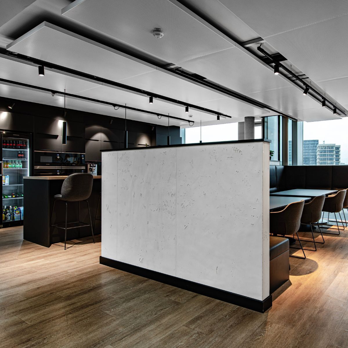 Trennwand im Meet & Eat Bereich der Firma Advergy, Entwurfsplanung und Einrichtung durch designfunktion.