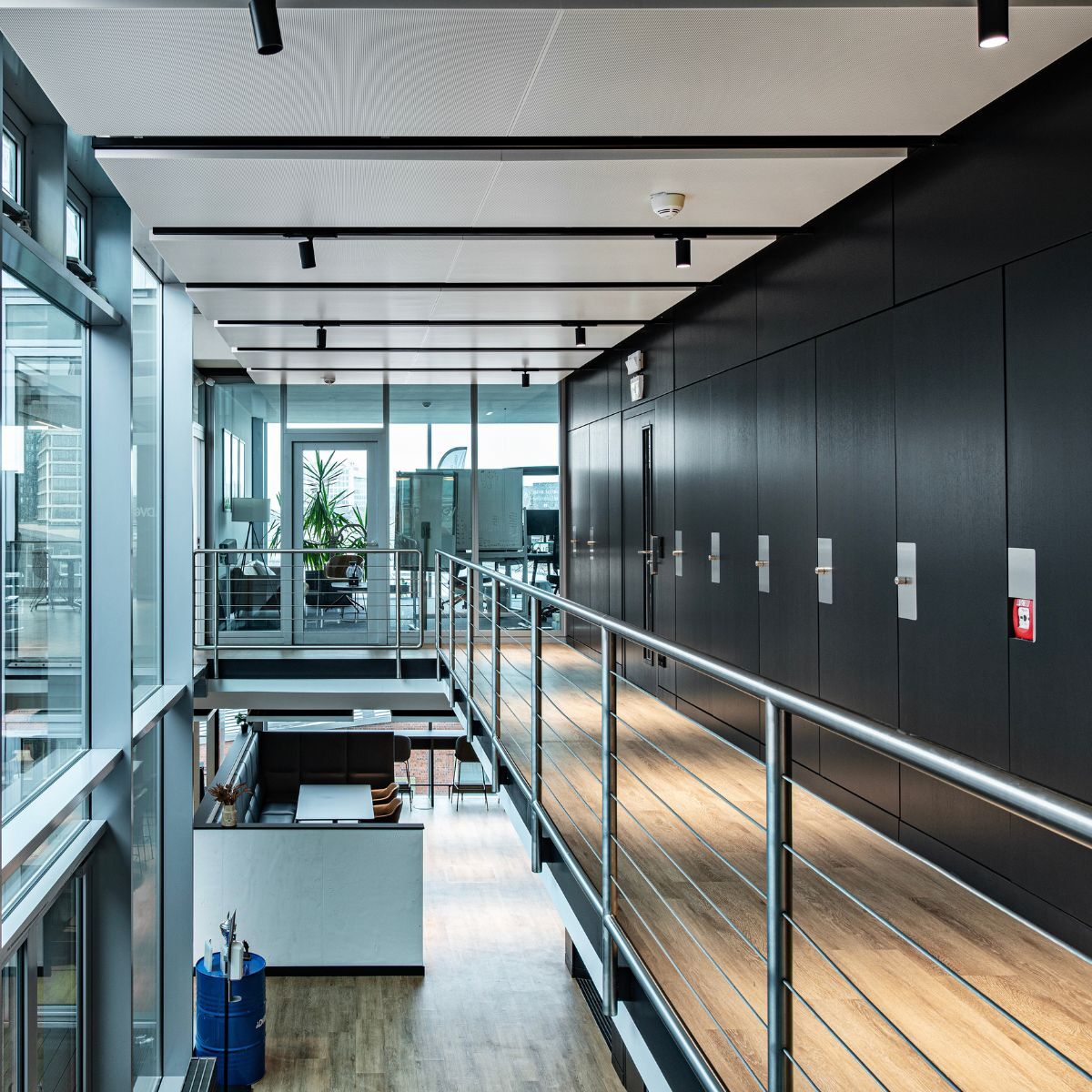 Treppenhaus mit Blick ins 6. Obergeschoss bei der Firma Advergy, Entwurfsplanung und Einrichtung durch designfunktion.