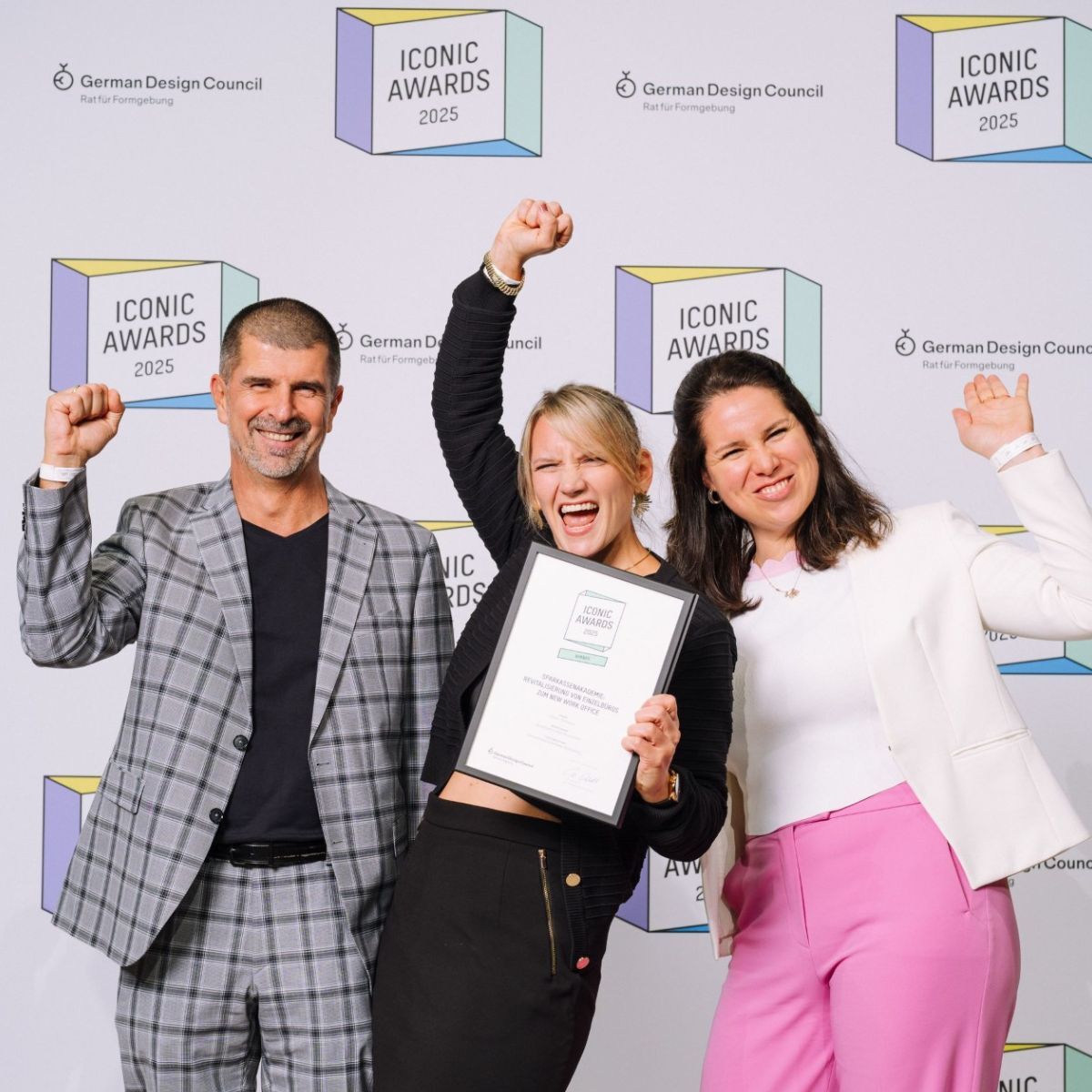Steffen Steigmeier, Elisabeth Lang und Yvonne Grosch von designfunktion Heidelberg bei der Verleihung des Iconic Awards 2025