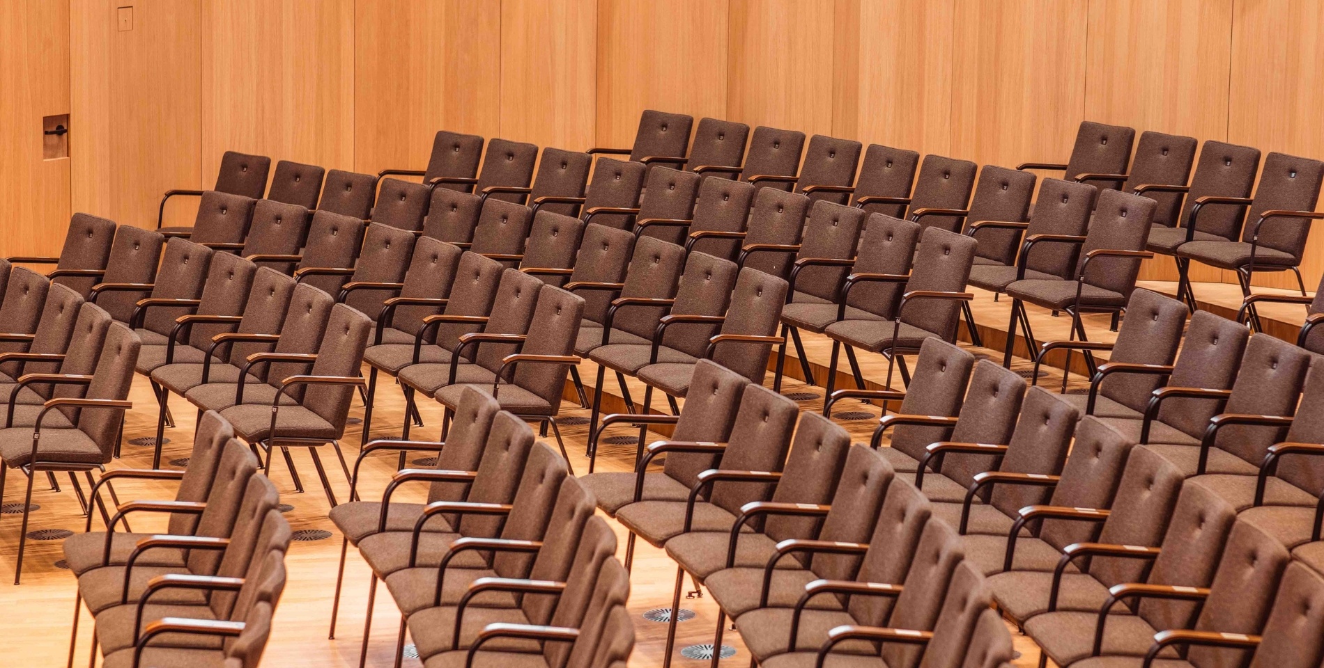 Blick in den Kammermusiksaal mit individuell angefertigten Stuehlen im Casals Forum in Kronberg, eingerichtet von designfunktion