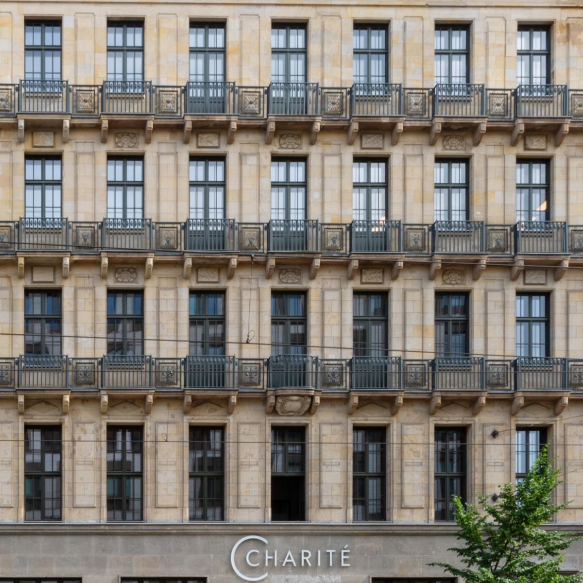 Fassade des Baltic Berlin, Sitz des Geschäftsbereichs IT der Charité