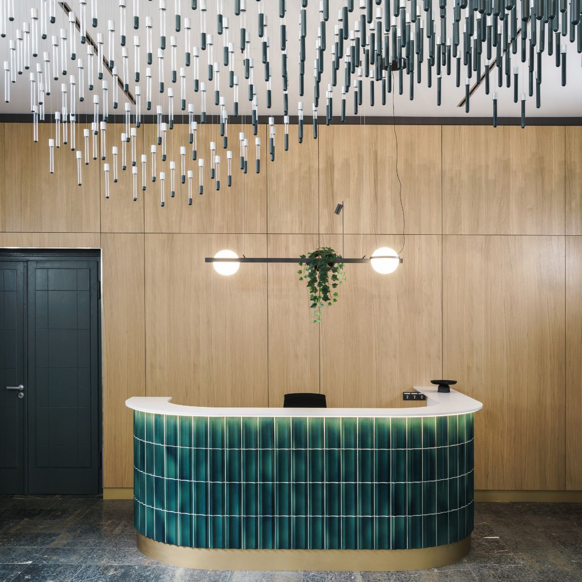 Empfangsbereich und Deckenkunstwerk im Geschäftsbereich IT der Charité, geplant und eingerichtet von designfunktion