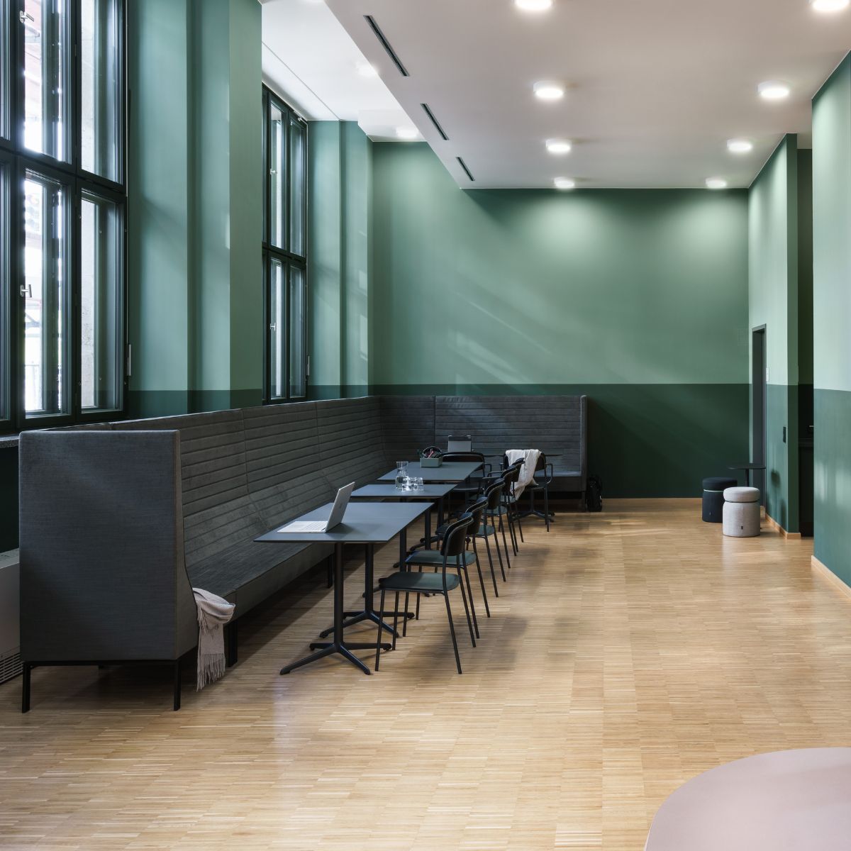 Lange Sitzbank, Tische und Stühle im Gemeinschaftsbereich des Geschäftsbereichs IT der Charité, geplant und eingerichtet von designfunktion
