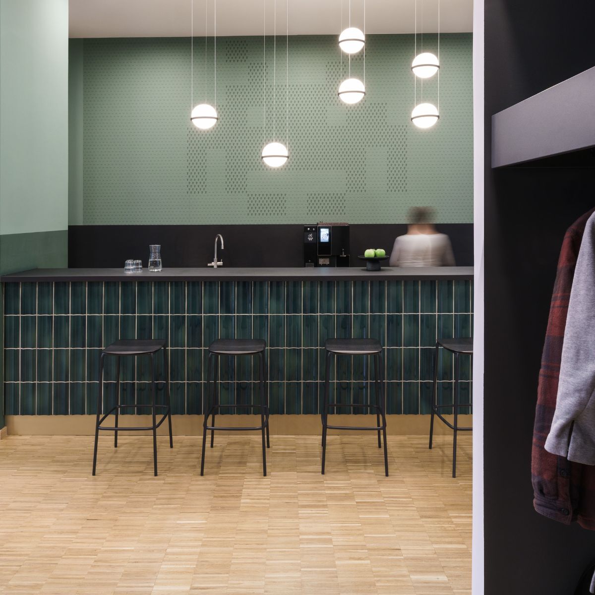 Gemeinschaftsküche mit Tresen im Geschäftsbereich IT der Charité, geplant und eingerichtet von designfunktion