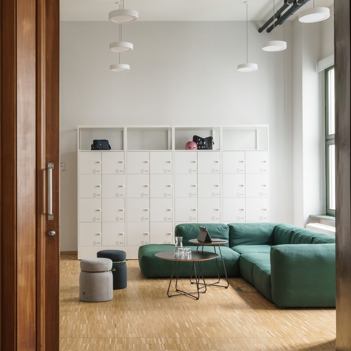 Sofa und Spinte im Geschäftsbereich IT der Charité, geplant und eingerichtet von designfunktion