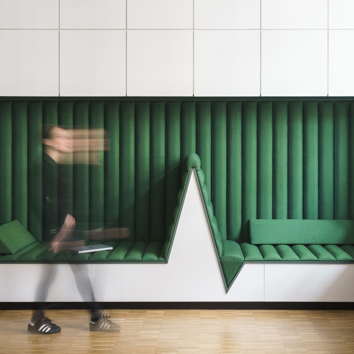 lange individuell gestaltete Sitzbank im Geschäftsbereich IT der Charité, geplant und eingerichtet von designfunktion