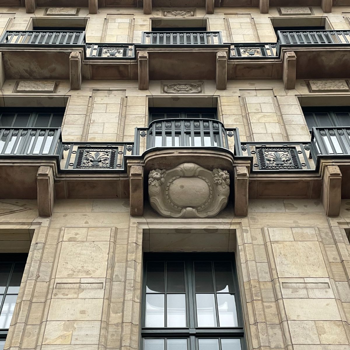 Blick auf die Fassade des Baltic Berlin, Sitz des Geschäftsbereichs IT der Charité, geplant und eingerichtet von designfunktion