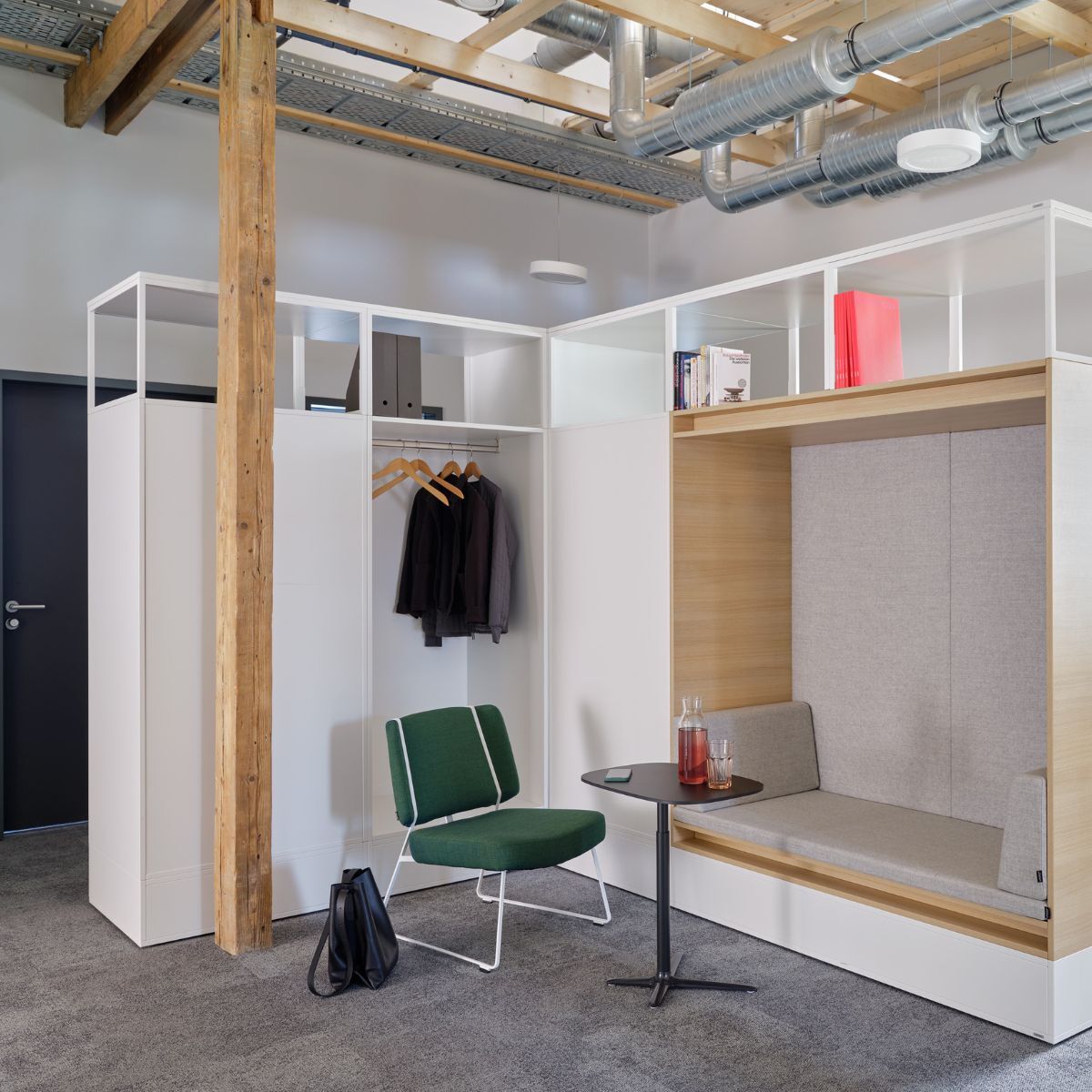 Gemeinschaftsbereich im Geschäftsbereich IT der Charité, geplant und eingerichtet von designfunktion