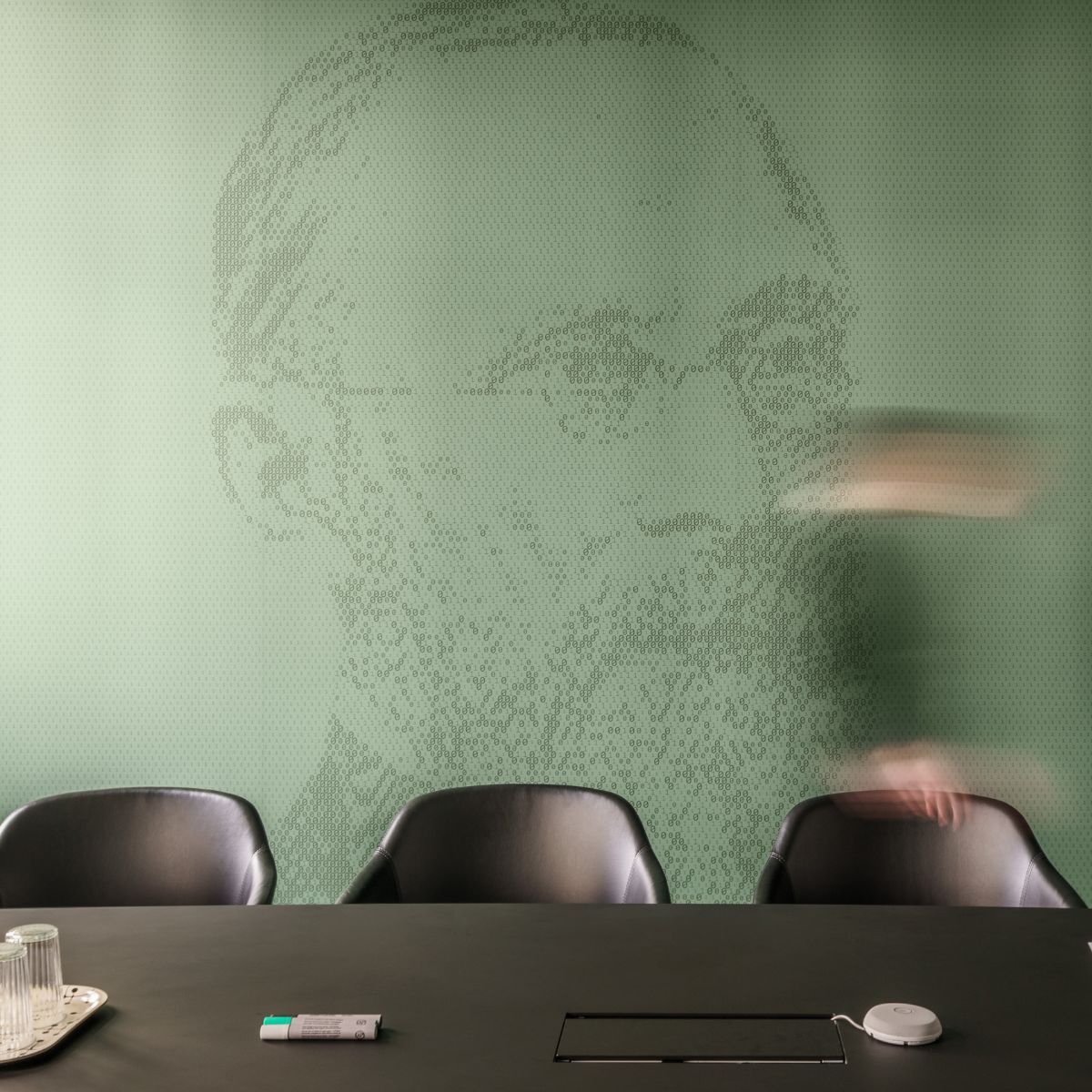 Besprechungstisch vor Motivtapete im Geschäftsbereich IT der Charité, geplant und eingerichtet von designfunktion