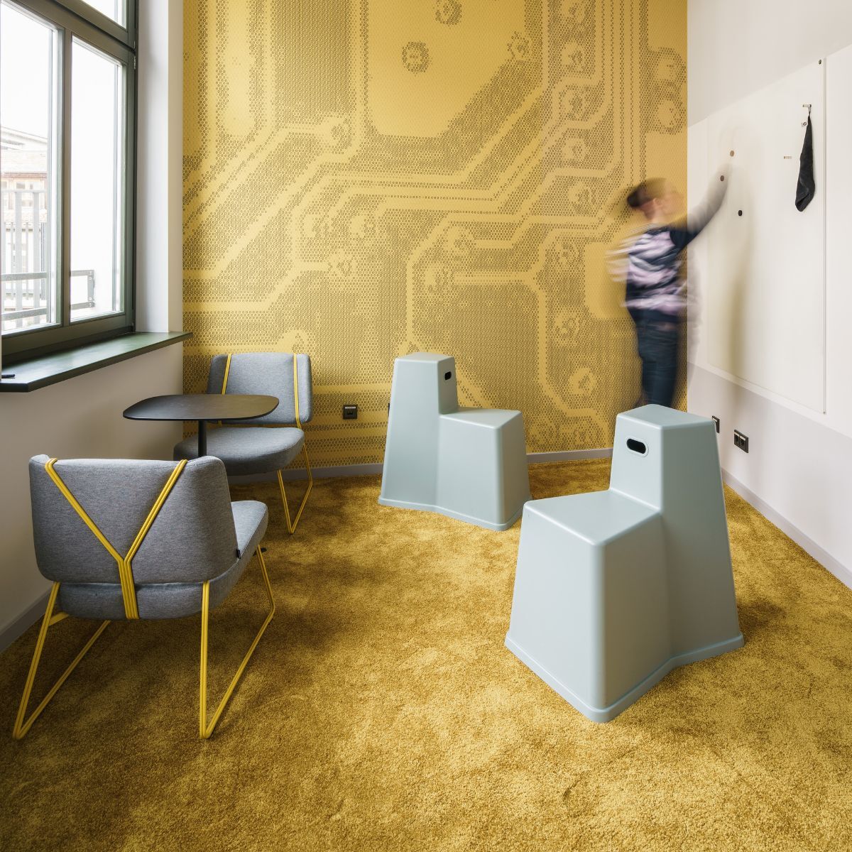 Co-Creation-Bereich mit Sitzgelegenheiten und Whiteboard im Geschäftsbereich IT der Charité, geplant und eingerichtet von designfunktion