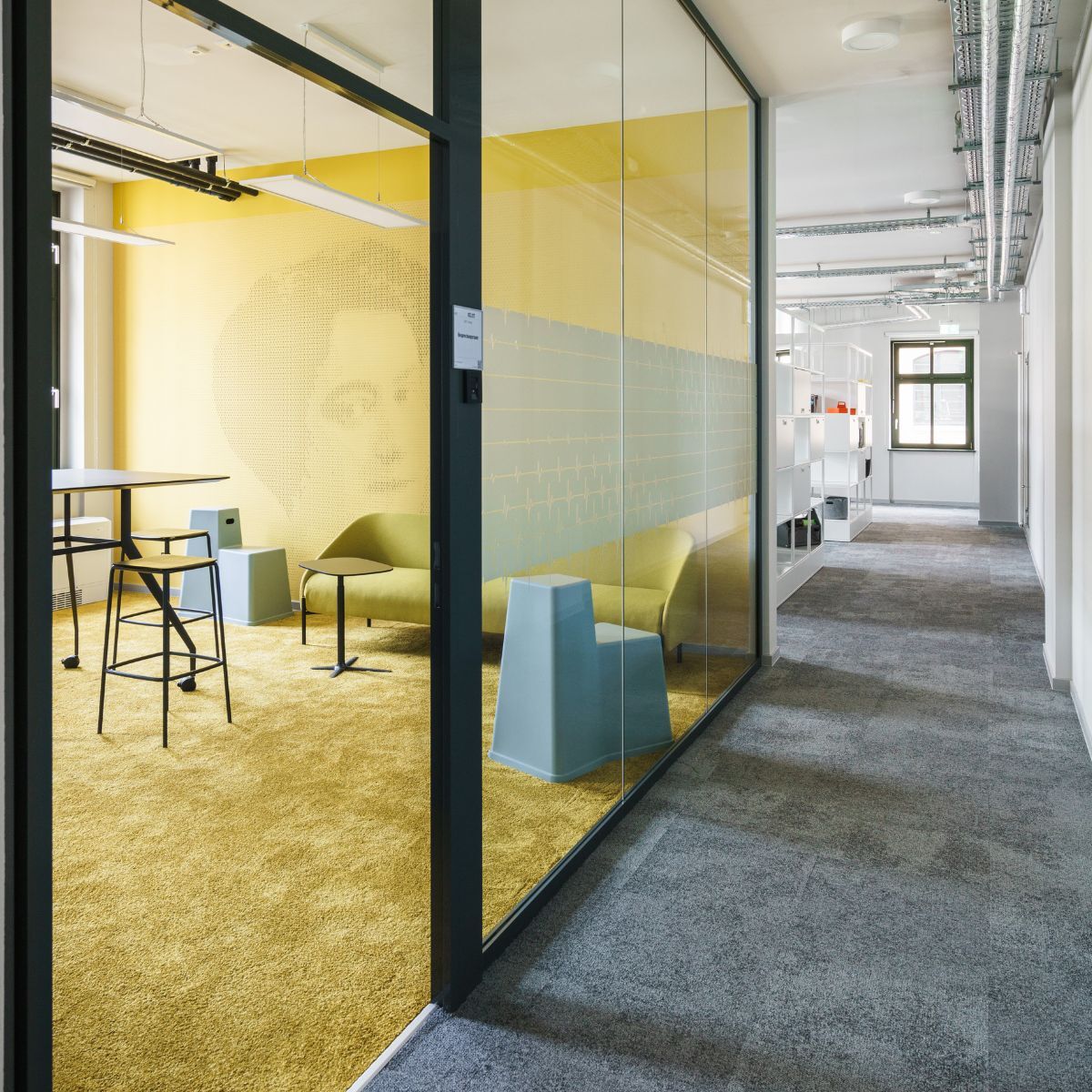 Blick in einen Co-Creation-Bereich im Geschäftsbereich IT der Charité, geplant und eingerichtet von designfunktion
