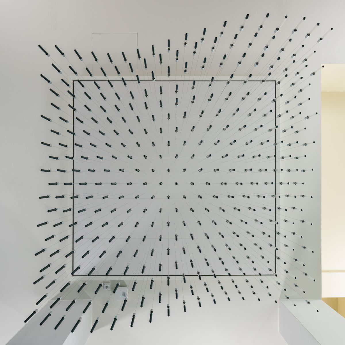 Blick von unten auf das Deckenkunstwerk im Geschäftsbereich IT der Charité, geplant und eingerichtet von designfunktion