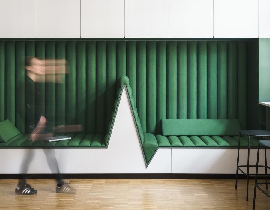 lange individuell gestaltete Sitzbank im Geschäftsbereich IT der Charité, geplant und eingerichtet von designfunktion