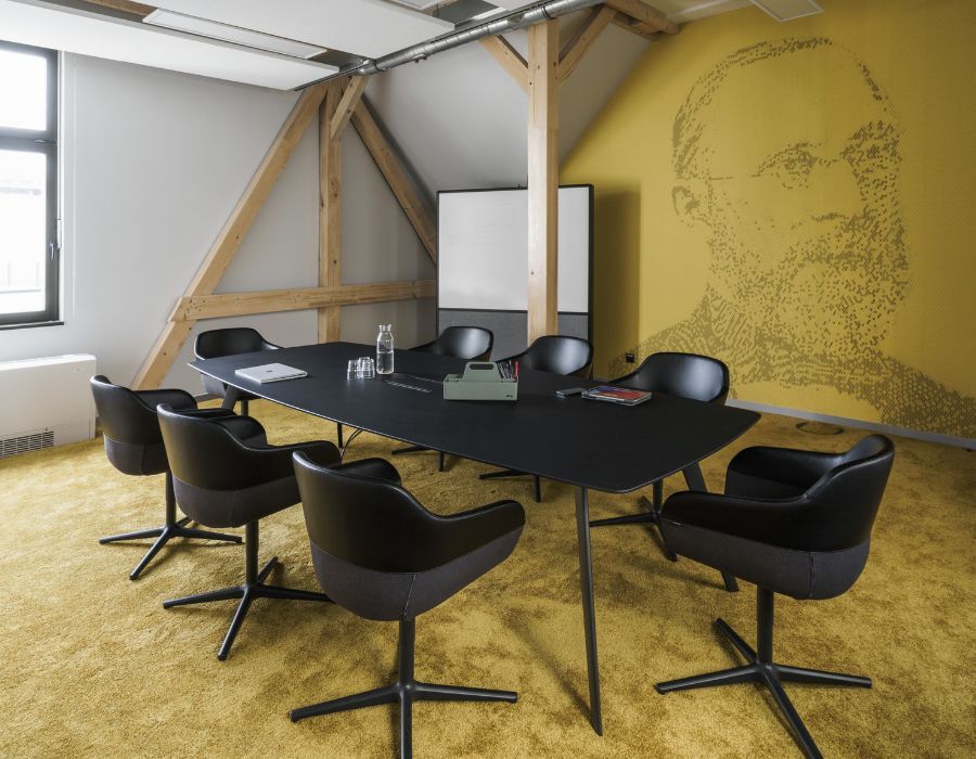 Besprechungsraum mit Motivtapete im Geschäftsbereich IT der Charité, geplant und eingerichtet von designfunktion