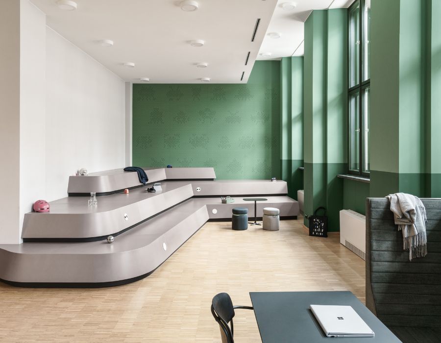 Co-Working-Space mit Stufenpodest im Geschäftsbereich IT der Charité, geplant und eingerichtet von designfunktion