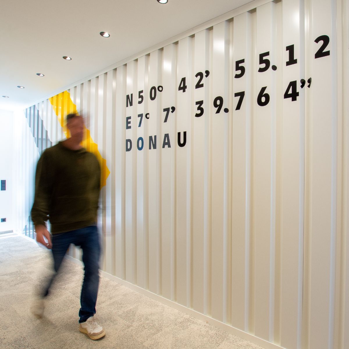 Wandgestaltung in der neuen Arbeitswelt von DHL Supply Chain EMEA, geplant und eingerichtet von designfunktion