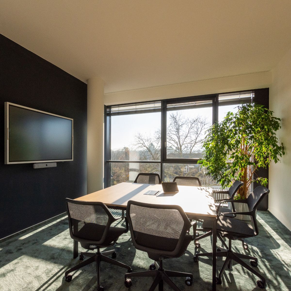 Meetingraum in der neuen Arbeitswelt von DHL Supply Chain EMEA, geplant und eingerichtet von designfunktion