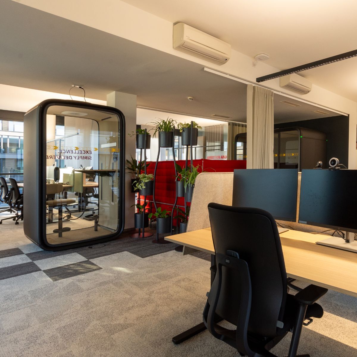 Einzelarbeitsplätze und Telefonbox in der neuen Arbeitswelt von DHL Supply Chain EMEA, geplant und eingerichtet von designfunktion