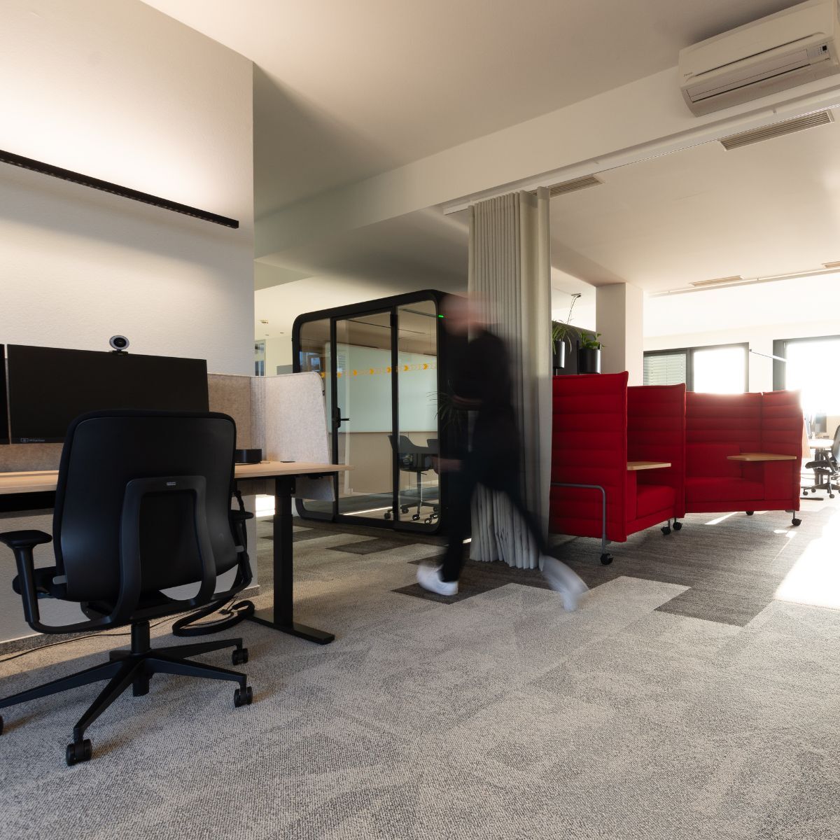 verschiedene Arbeitsplatzsituationen in der neuen Arbeitswelt von DHL Supply Chain EMEA, geplant und eingerichtet von designfunktion