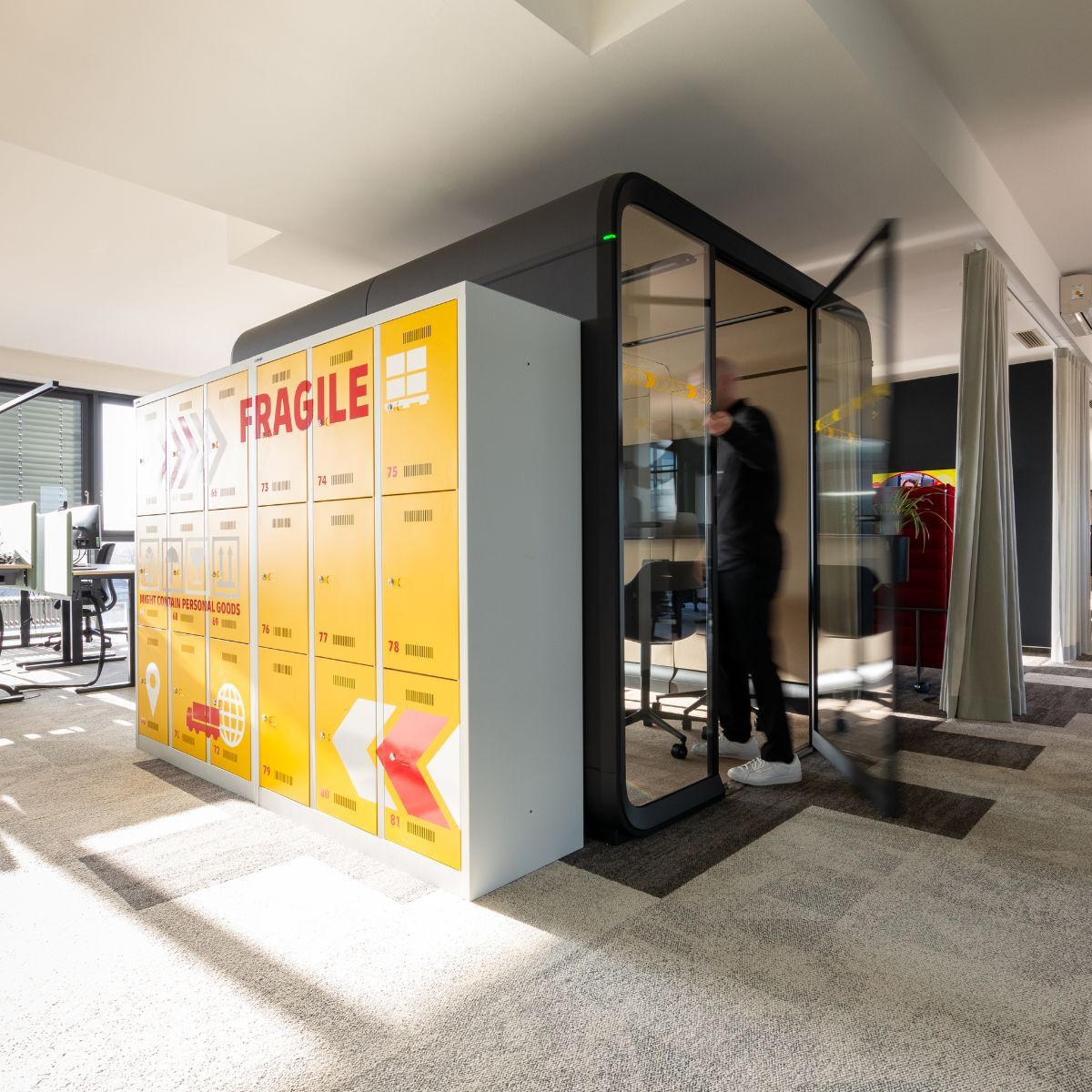 Spinte, Einzelarbeitsplätze und Besprechungskabine in der neuen Arbeitswelt von DHL Supply Chain EMEA, geplant und eingerichtet von designfunktion