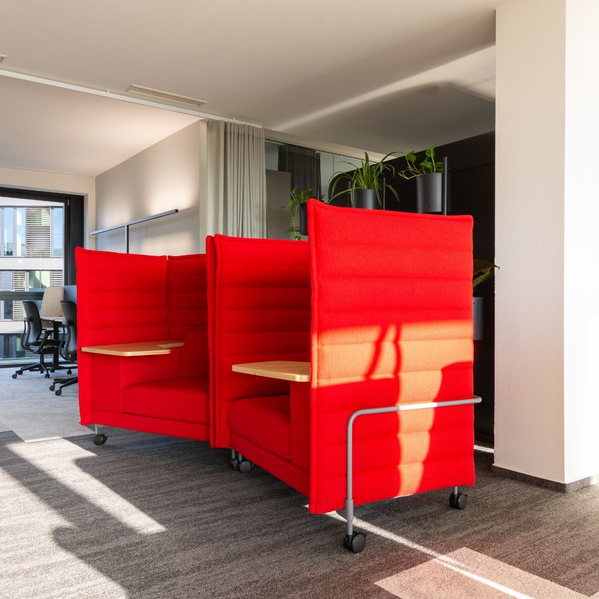 Alkoven auf Rollen in der neuen Arbeitswelt von DHL Supply Chain EMEA, geplant und eingerichtet von designfunktion